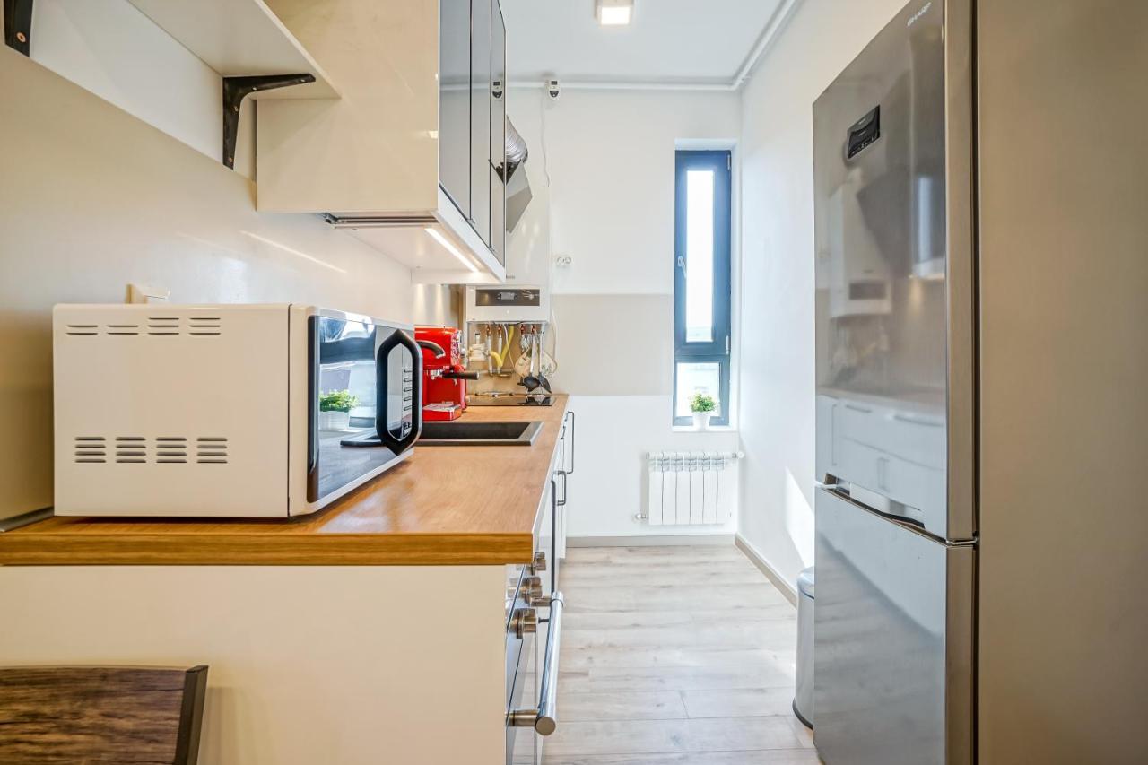 בוקרשט Bright Apartments Moments Away From Herastrau Park, Mall And Metro מראה חיצוני תמונה