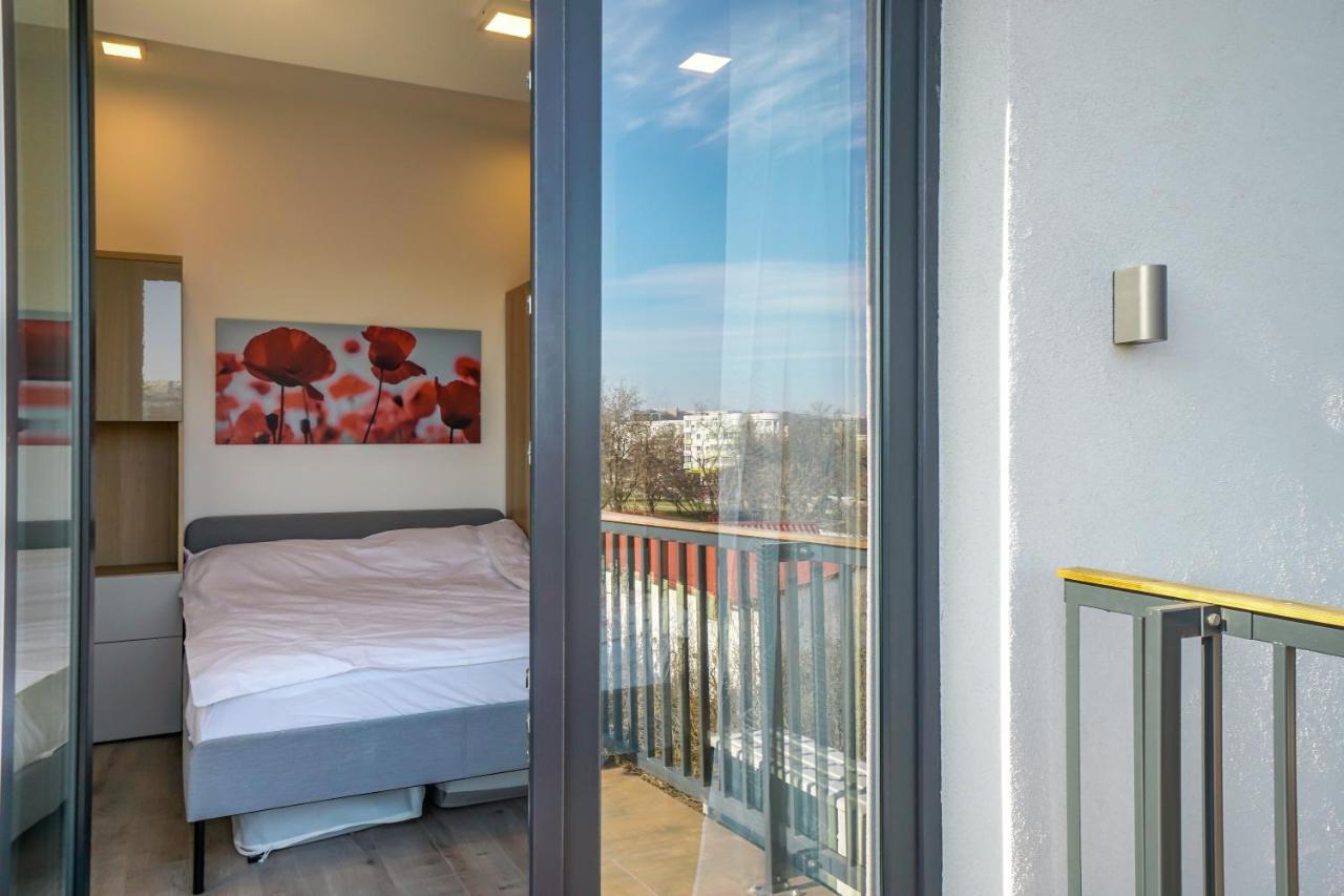 בוקרשט Bright Apartments Moments Away From Herastrau Park, Mall And Metro מראה חיצוני תמונה
