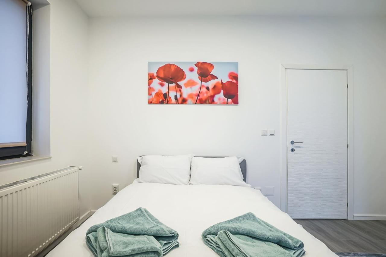 בוקרשט Bright Apartments Moments Away From Herastrau Park, Mall And Metro מראה חיצוני תמונה