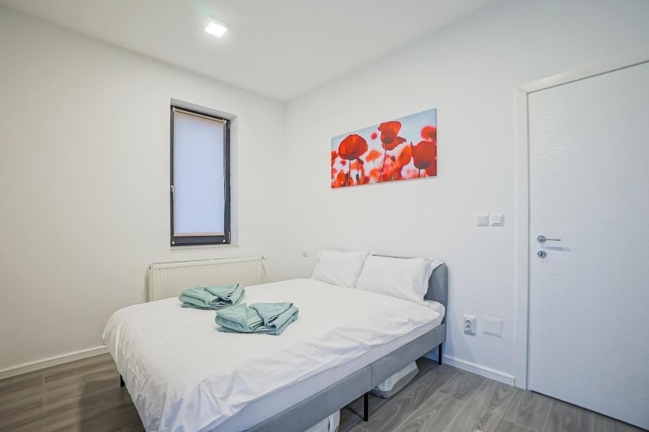 בוקרשט Bright Apartments Moments Away From Herastrau Park, Mall And Metro מראה חיצוני תמונה