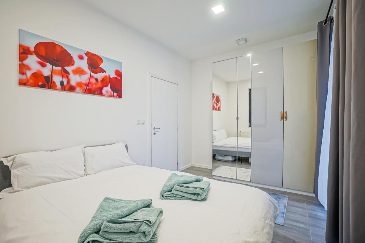 בוקרשט Bright Apartments Moments Away From Herastrau Park, Mall And Metro מראה חיצוני תמונה