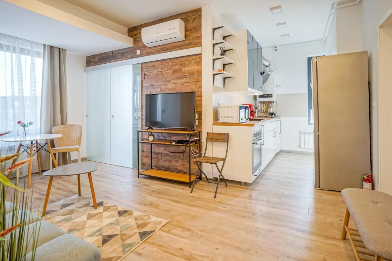 בוקרשט Bright Apartments Moments Away From Herastrau Park, Mall And Metro מראה חיצוני תמונה