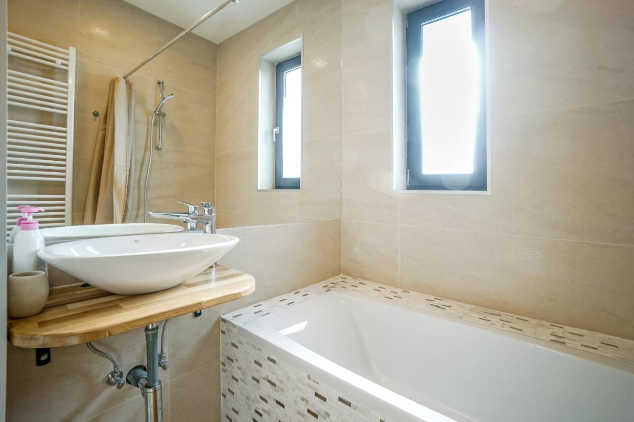 בוקרשט Bright Apartments Moments Away From Herastrau Park, Mall And Metro מראה חיצוני תמונה